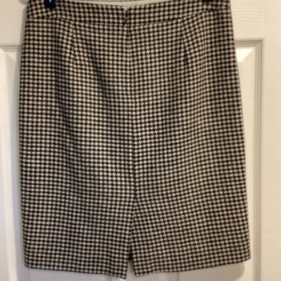 J. Crew Black and Winter White Houndstooth Wool Blend “The Pencil Skirt”, Size 6 - Picture 5 of 15